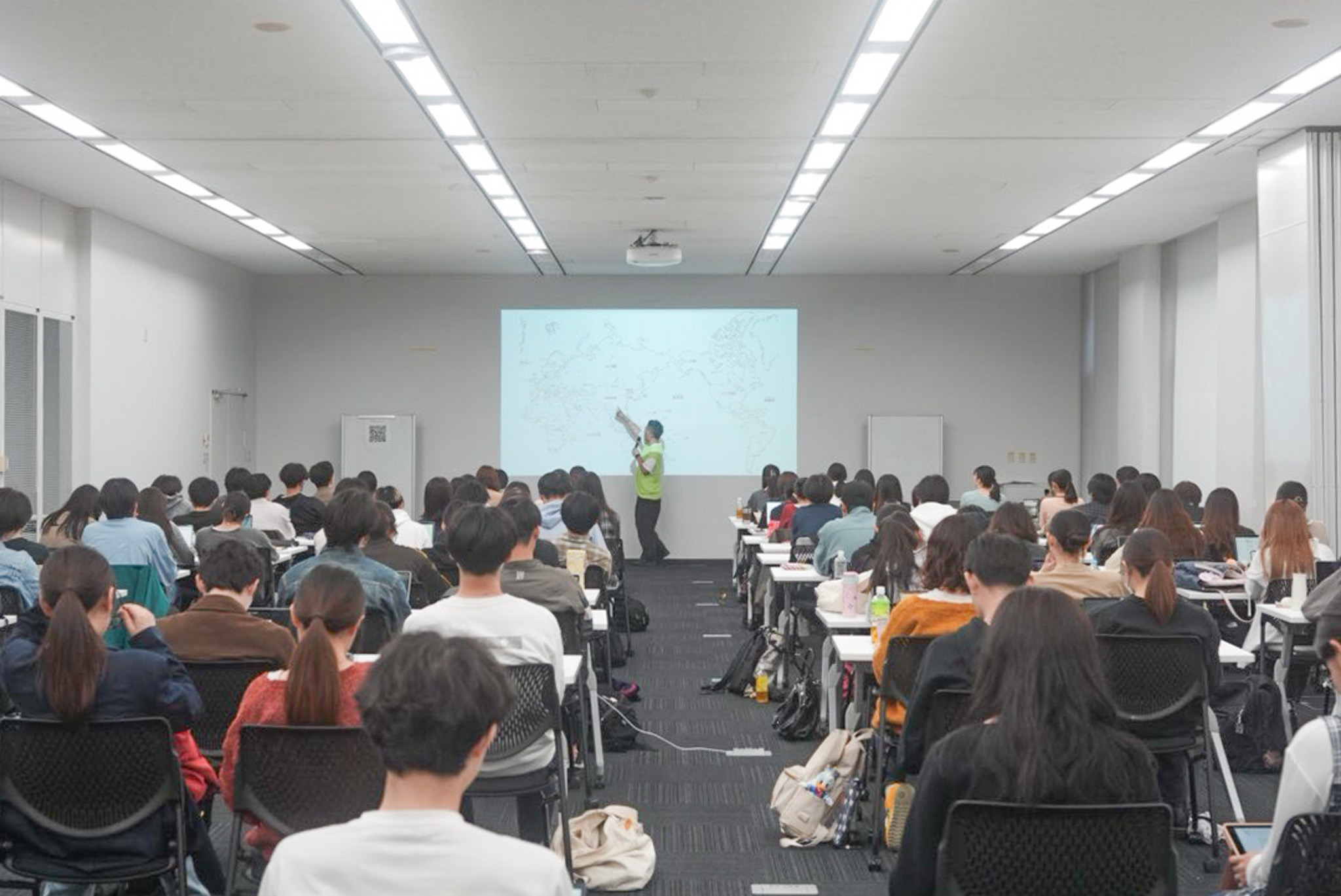大学において専門特別講義を担当